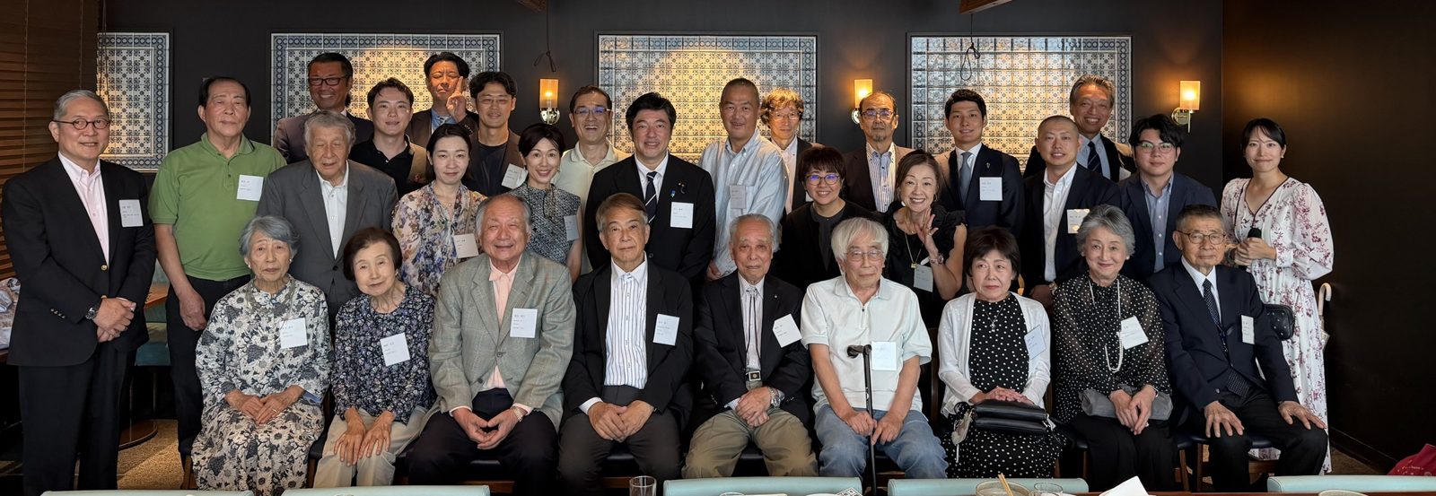 令和8年度総会の集合写真。参加した会員と来賓の皆さん